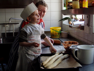 Dominik+Oma kleiner Koch März 04 21